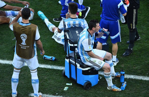 Култов кадър от четвъртфинала на Аржентина с Белгия от световното в Бразилия. Лео си отдъхва, поседнал на количката за контузени.