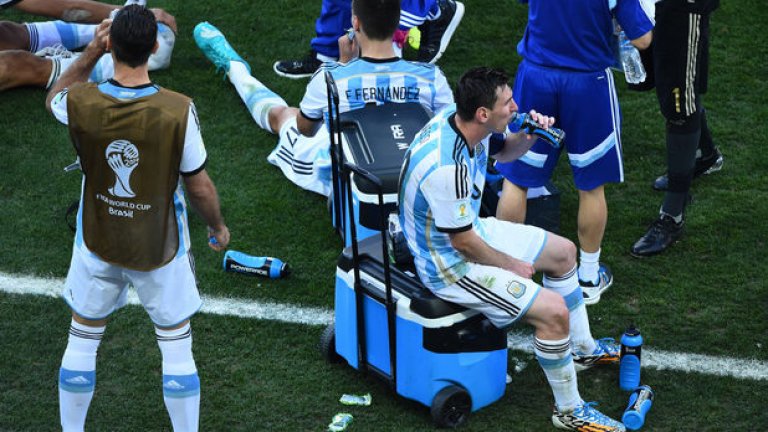 Култов кадър от четвъртфинала на Аржентина с Белгия от световното в Бразилия. Лео си отдъхва, поседнал на количката за контузени.