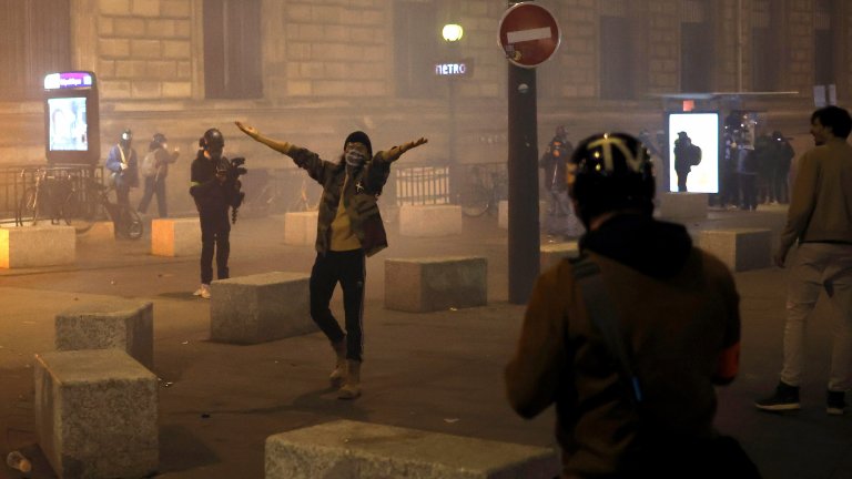 Днес президентът Макрон ще направи изявление и ще се опита да успокои обществения гняв