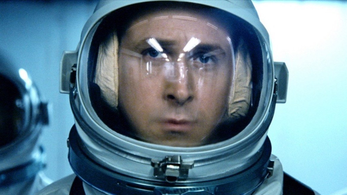 First Man / Първият човек 

Един от фаворитите за "Оскар" през 2018 г. - "Първият човек" на Деймиън Шазел с Райън Гослинг - е създаден по биографичната книга на Джеймс Р. Хенсън за живота на Нийл Армстронг и подготовката на мисията Аполо 11 ("First Man: The Life of Neil A. Armstrong, 2005). 
