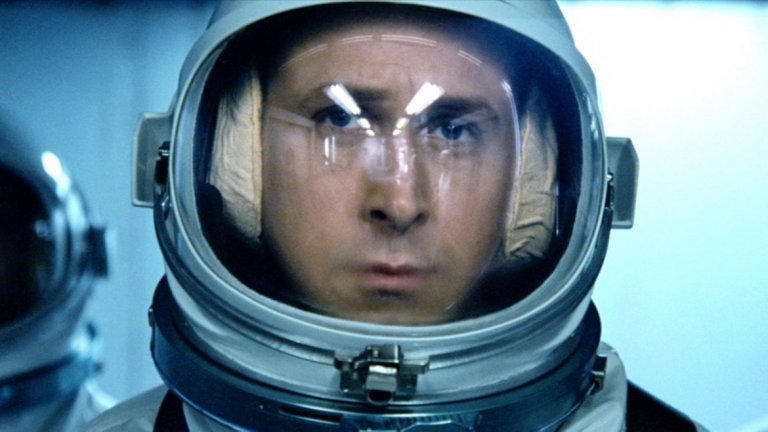 3. "Първият човек" (премиера: 12 октомври)

Носителят на "Оскар" за La La Land Деймиън Шазел отново обединява сили с актьора Райън Гослинг. Този път обаче те ни представят една човешка история, която надхвърля конкретната личност и има отражение върху живота и бъдещето на цялото човечество. Филмът "Първият човек" разказва историята на астронавта Нийл Армстронг и мисията на НАСА за изпращане на човек на Луната с полета на "Аполо 11". Продукцията е базирана на романа "Първият човек: Животът на Нийл Армстронг" на професора по история Джеймс Хенсън. Фокус в нея са Армстронг, семейството и колегите му, както и всички трудности около осъществяването на тази на пръв поглед невъзможна мечта.