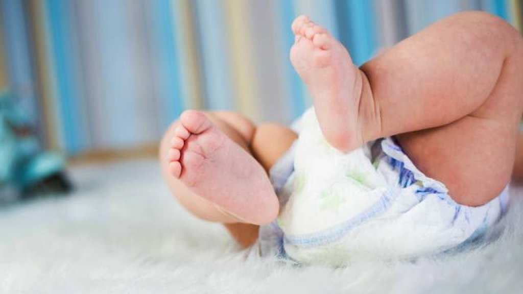 _BHG029_diaper-baby-poop_FS