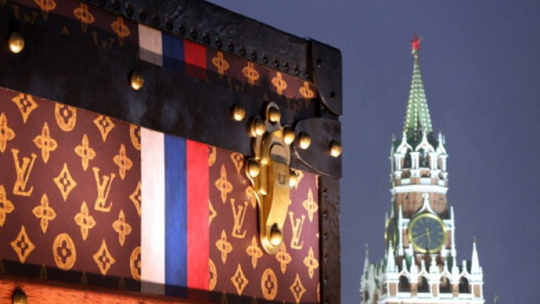 От 2013 г. според руското антикорупционно законодателство държавните служители нямат право да участват в бизнес-операции в чужбина, както и да разполагат с банкови сметки в чужбина.