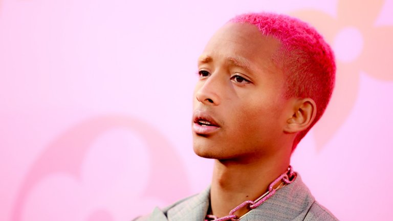 Джейдън СмитДжейдън се опитва да използва вездесъщите връзки на баща си - Уил Смит - за да пробие по някакъв начин в Холивуд, но обикновено се дъни забележително. Филмите с негово участие обират негативните критики и „Златните малинки“, а музиката му подлежи на същата безпощадна дисекция. И въпреки това момчето продължава да се опитва и опитва…