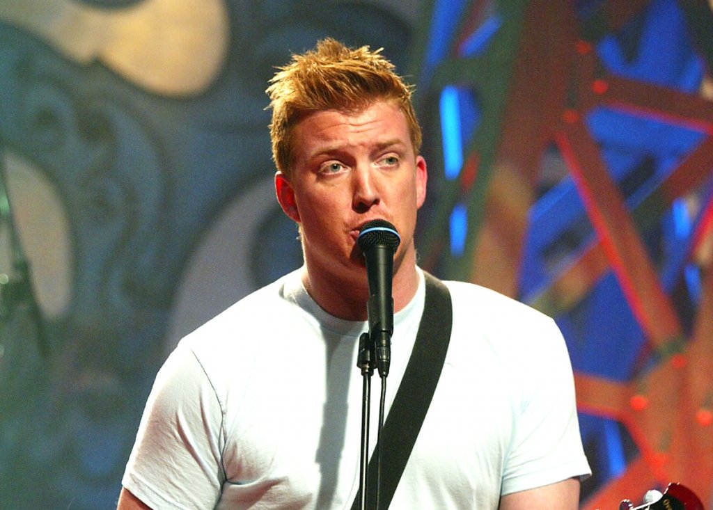 Джош Хоум
Вокалистът на Queens of the Stone Age преживява неприятен инцидент през 2010 г. Години на турнета и злоупотреба с наркотици отслабват имунната му система. Така по време на хирургическа операция се стига до инфекция. Лекарите опитват да вкарат тръба в гърлото му, но тя го задушава и той получава сърдечен удар. Съживяват го с дефибрилатор. "Изгубиха ме на операционната маса, но в същото време това беше най-доброто, което ми се е случвало", разказва той, като допълва, че преживяното му дало възможност да осъзнае в какво наистина вярва и да стане по-добър.