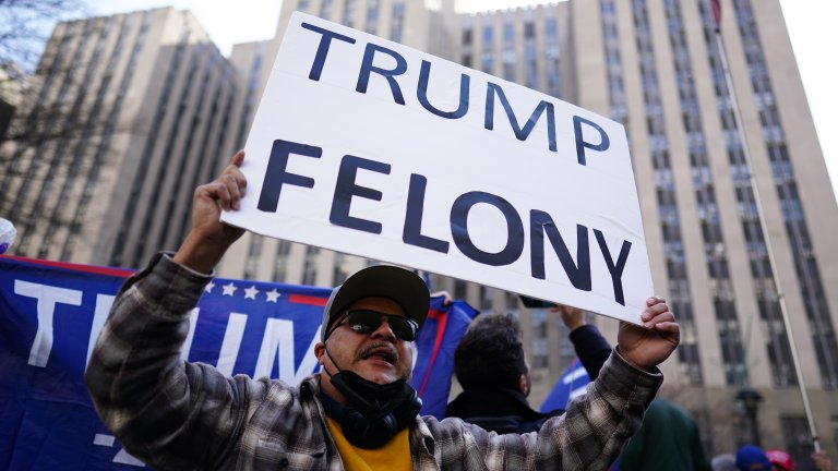 Арестуваха Доналд Тръмп, а той обяви, че е невинен по 34 обвинения (Снимки)