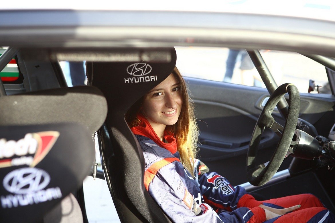 Запознайте се с Виктория Гъркова - 20-годишният пилот от Пловдив в отбора на Hyundai Racing Trophy