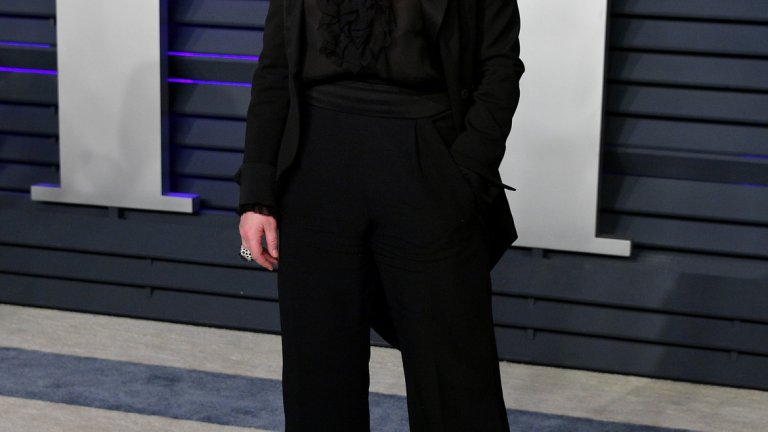 Ейми Полър беше облечена в изчистен черен костюм