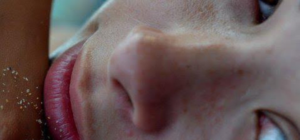 София се страхува повече от вперените в нея очи, отколкото от изстреляните думи