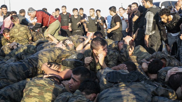 „Онези, които караха танкове наоколо, ще трябва да се върнат там, откъдето са дошли", каза Ердоган