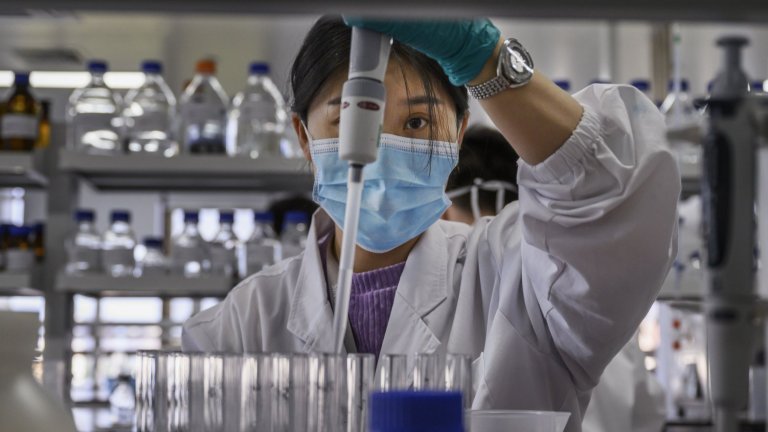 Войната на ваксините, която се разрази по оста Изток-Запад