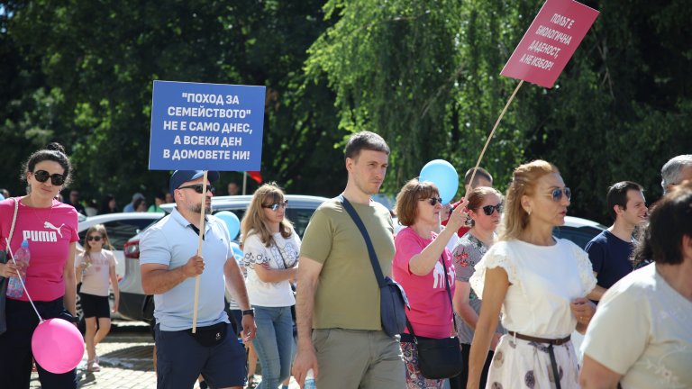 Националният "Поход за семейството" се провежда в София, Пловив и Варна (снимки)