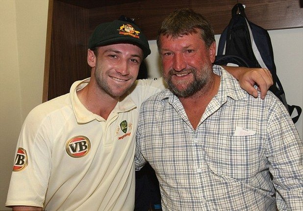 Филип с баща му, след като Австралия е победила Англия в тест серии. 