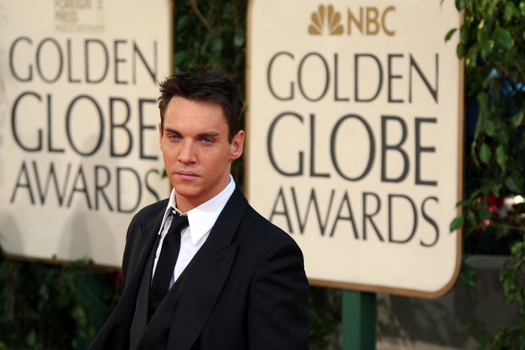 Големият му пробив идва със “Златно кадифе” (Velvet Goldmine)
Вдъхновената от живота на Дейвид Боуи, музикална драма се превръща в лентата, която отваря вратата към киното за Джонатан Рис Майърс. Актьорът влиза в ролята на рок звездата Брайън Слейд, който е в постоянно съперничество с музиканта Кърт Уайлс, изигран от Юън Макгрегър. Освен около рока обаче животът им се върти около пристрастяванията към наркотиците, алкохола и жените - все теми, заради които филмът е определян като смущаващ  и скандален.