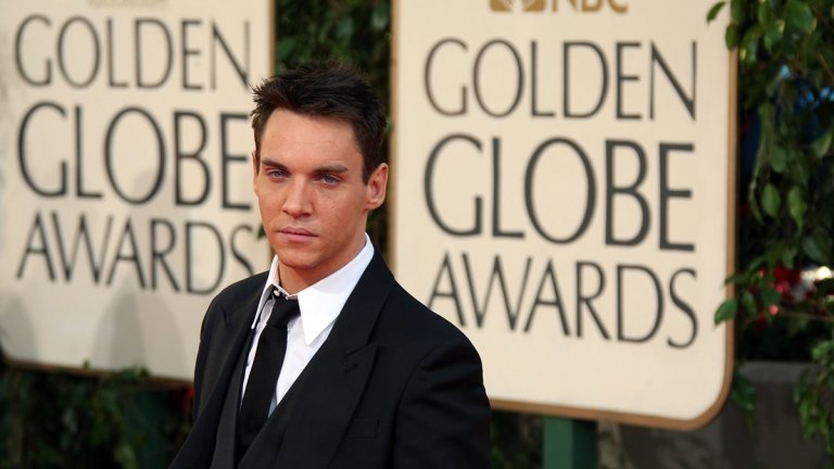 Големият му пробив идва със “Златно кадифе” (Velvet Goldmine)
Вдъхновената от живота на Дейвид Боуи, музикална драма се превръща в лентата, която отваря вратата към киното за Джонатан Рис Майърс. Актьорът влиза в ролята на рок звездата Брайън Слейд, който е в постоянно съперничество с музиканта Кърт Уайлс, изигран от Юън Макгрегър. Освен около рока обаче животът им се върти около пристрастяванията към наркотиците, алкохола и жените - все теми, заради които филмът е определян като смущаващ  и скандален.