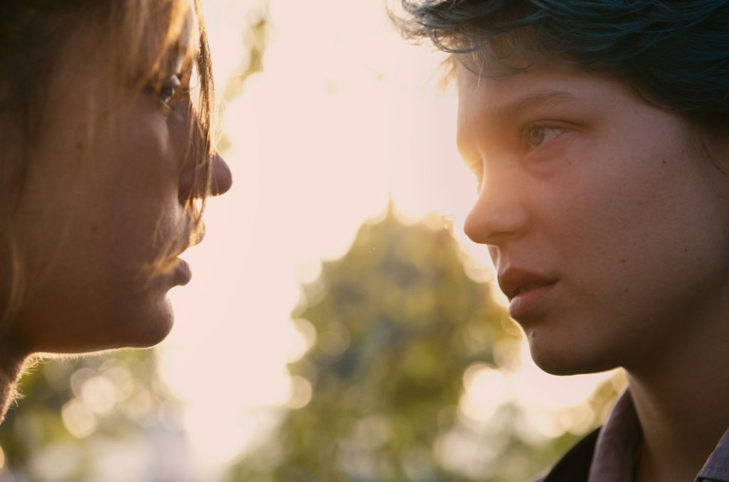 \"Синьото е най-топлият цвят\" (Blue is the Warmest Colour, 2013)
Поредният носител на престижната „Златна палма“ в Кан. Но в случая не отбелязваме това, за да докажем, че филмът е добър. По-скоро наблягаме на това, че в този случай субективното (наг