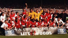 Венгер (най-вдясно на снимката) имаше своите звездни мигове в Арсенал, като дубъла през 1998-а, но май дойде време да се оттегли