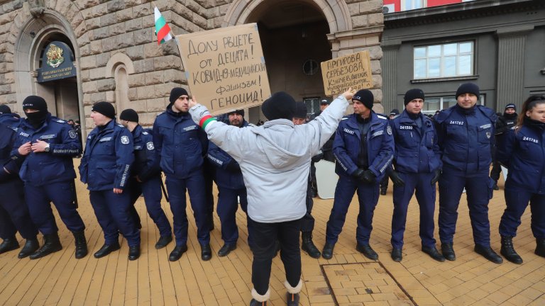 "Възраждане" на протест срещу мерките, Петков излезе да говори с тях (Снимки)