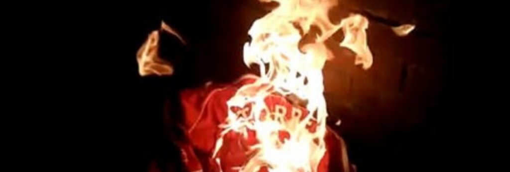 Стотици снимки на изгорени фланелки на Фернандо Торес се появиха в интернет след трансфера му от Ливърпул в Челси
