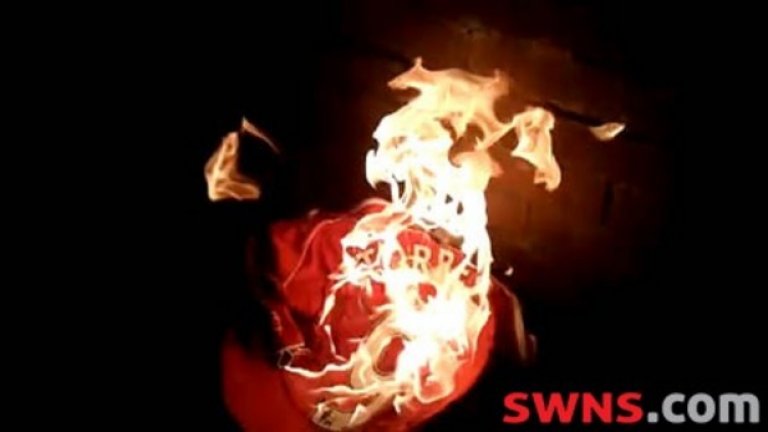 Стотици снимки на изгорени фланелки на Фернандо Торес се появиха в интернет след трансфера му от Ливърпул в Челси