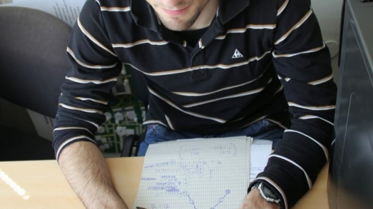 Миналата година Момчил е завоювал бронзов медал на международната олимпиада по информатика (тогава в Австралия), а тази година в Тайван достигна до второто място в същия турнир - най-престижното състезание по компютърни науки в света