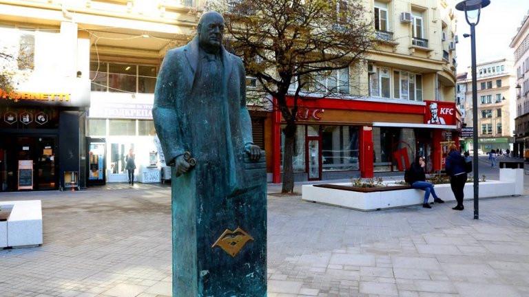 От вградена тонколона в паметника звучеше популярната песен от 90-те "Батальонът се строява".