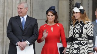 Принц Андрю и дъщерите му принцеса Юджини и принцеса Беатрис по време на сватбата на принц Хари