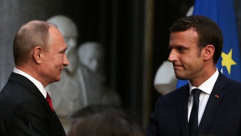 Френският президент Еманюел Макрон, който е само на 39 години и пое поста преди едва две седмици, беше спокоен, хладнокръвен, съсредоточен, в пълен контрол по време на съвместната им пресконференция в понеделник следобед