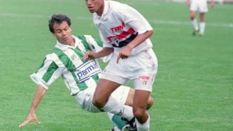 Кариерата на футболиста тръгна от Сао Пауло, където направи същински фурор, бележейки по гол на всеки два мача.