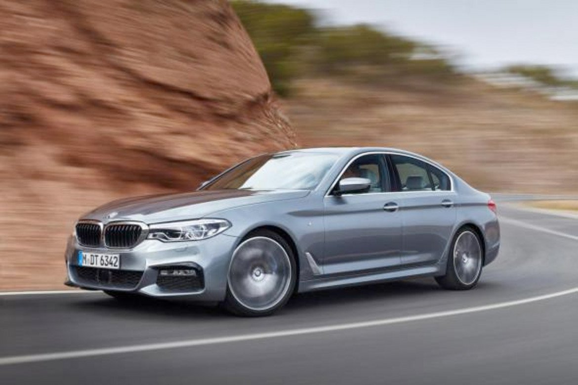  BMW 5-Series 

Немският седан получи 226 точки като оценка от журито. Колата ускорява от 0 до 100 км/ч за 5,7 секунди и идва с мощност от 265 конски сили. Този януари беше рекордно успешен за BMW с продажбата на над 168 хил. автомобила от марките BMW, Mini и Rolls-Royce и това основно се дължи на 5-тата серия на компанията – доставките й до крайни клиенти скочиха с 40%. 
