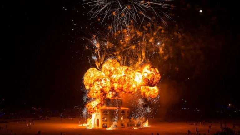 По време на огнения фестивал в Невада, десетки интересни фигури, инсталации и други и произведения на изкуството изгарят пред погледите на над 50 000 души