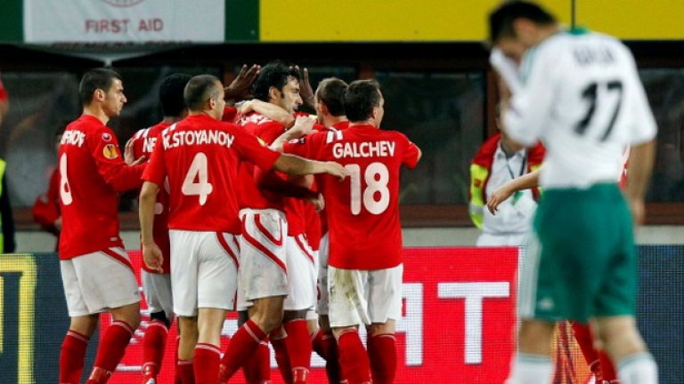 Футболистите на ЦСКА поздравяват капитана си Тодор Янчев, който откри резултата срещу Рапид (Виена)