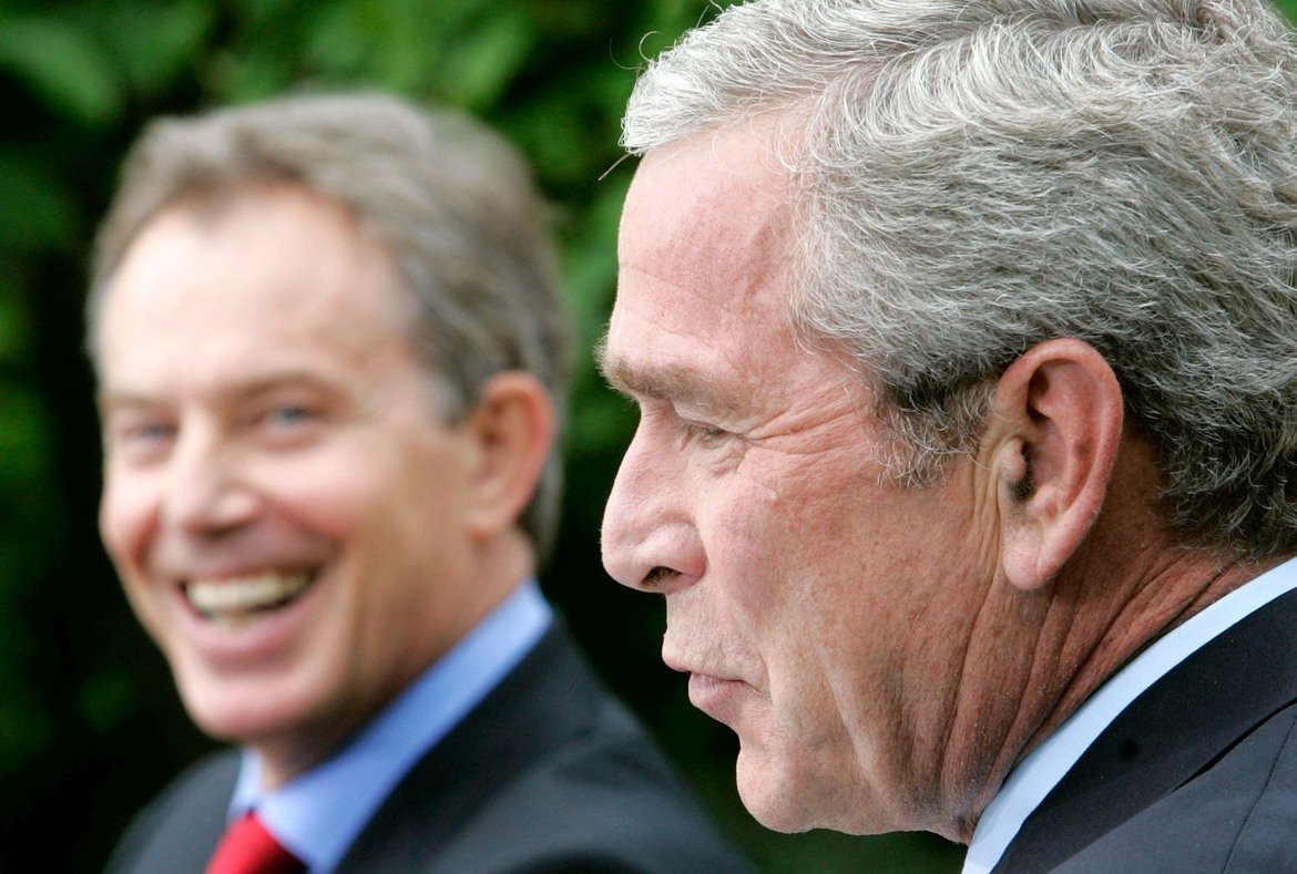 3. "Йо, Блеър!" (2006 г.)

По време на събиране на страните от Г-8 в Санкт Петербург микрофон, намиращ се близо до президента на САЩ Джордж Буш и британския премиер Тони Блеър, улавя техен личен разговор, който по-късно става известен като "Йо, Блеър".

По време на разговора Буш поздравява своя британски колега с думите "Йо, Блеър, как я караш?", след което му благодари за подаръка (пуловер) и отправя обидни коментари към организацията Хизбула в Ливан.

Визирайки сирийската подкрепа за Хизбула в конфликта с Израел, Буш казва, че се е надявал ООН да "убеди Сирия да накара Хизбула да спре с тези...", като "тези" е последвано от обидна дума. "Свържи Кофи [Анан] по телефона с [Башар] Асад и направи нещо", добавя американският президент.

Използването на фразата "Йо, Блеър" след това става повод за подигравки от политически опоненти и на двамата лидери, въпреки че според някой лидери Буш може да е казал "Да, Блеър" (Yeah, Blair). Въпреки това записът показва особената връзка между двамата политици по онова време.