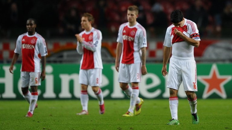 Футболистите на Аякс разбираемо са тъжни след най-голямата домакинска загуба на клуба в евротурнирите