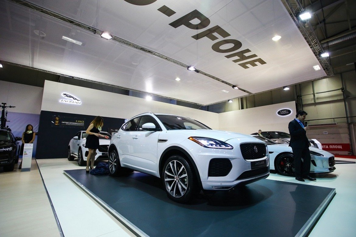 На щанда на Jaguar на Автомобилния салон София 2017 е и първият SUV в историята на Jaguar – F-PACE. Моделът е мощен и динамичен, проектиран и конструиран да осигурява пъргавината, реакциите и финеса, характерни за всички автомобили на британската марка. Разработен е с лека,  но изключително здрава конструкция на каросерията, с 80% алуминий. Тя е и единствената каросерия тип монокок с високо съдържание на лекия метал в сегмента.