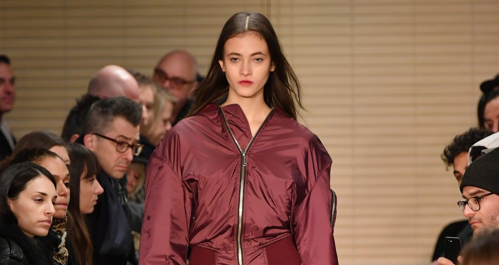 Уличният стил на висшата класа
Станалото известно като бомбър яке отдавна не е просто поредната тенденция. То се настани в колекциите на модните дизайнери и не показва, че скоро ще ги напуска, защото се оказа перфектната комбинация между палто и яке. Обемно е и с него ще се чувствате топло. И същевременно материята му не е груба.