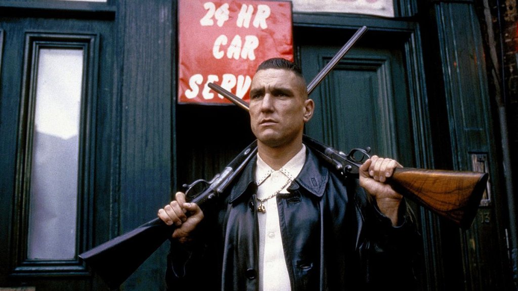 \"Две димящи дула\", 1998, е филм на Гай Ричи, който пише сценария и режисира лентата. Филмът печели на Ричи международно признание и представя пред световната публика актьорите Вини Джоунс и Джейсън Стейтъм