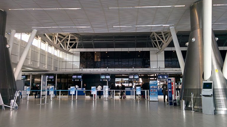 Два часа по-късно забраните бяха свалени и двата терминала бяха отворени за пътници
