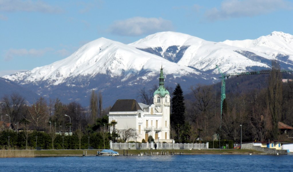 Каслано е малко швейцарско градче в южната част на Швейцария. Има прекрасно езеро, лебеди, Алпи, подредени къщи и чисти улици