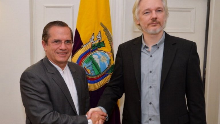 Външният министър на Еквадор Рикардо Патино обвини правителството на Великобритания, че нарушава човешките права на Асанж и че няма интерес да потърси дипломатическо решение на казуса.