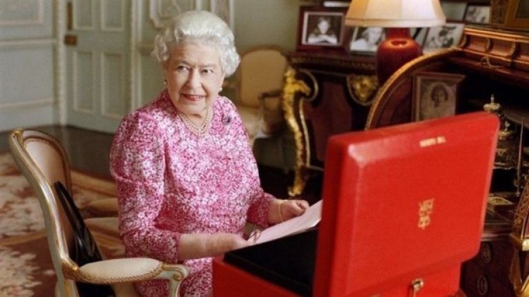 Кралицата е обиколила 116 държави без документи за самоличност. И никой не може да й каже нито дума на въпреки, което е само едно от нещата, заради които 91-годишната Елизабет II e уникална.