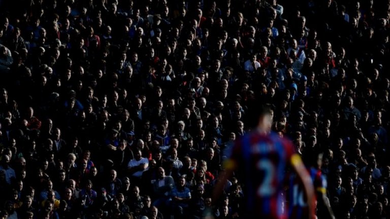 18 октомври: Феновете на Палас са притихнали в слънчевия ден, след като отборът им отново губи и се свлича при изпадащите - 1:2 от Челси. Време е за промени... Никой не предполага, че идването на Алън Пардю в Палас ще преобърне толкова радикално нещата в клуба и сезонът ще се превърне в успех.