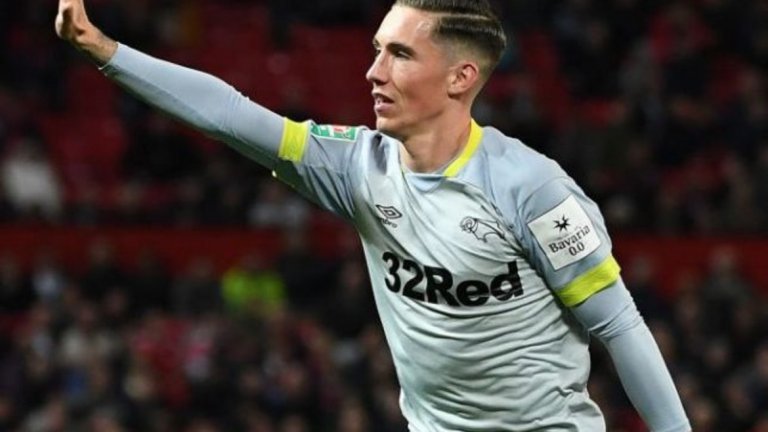 Това не е фашистки поздрав. Хари Уилсън "поздравява" трибуните на "Олд Трафорд" с петте европейски титли на Ливърпул.