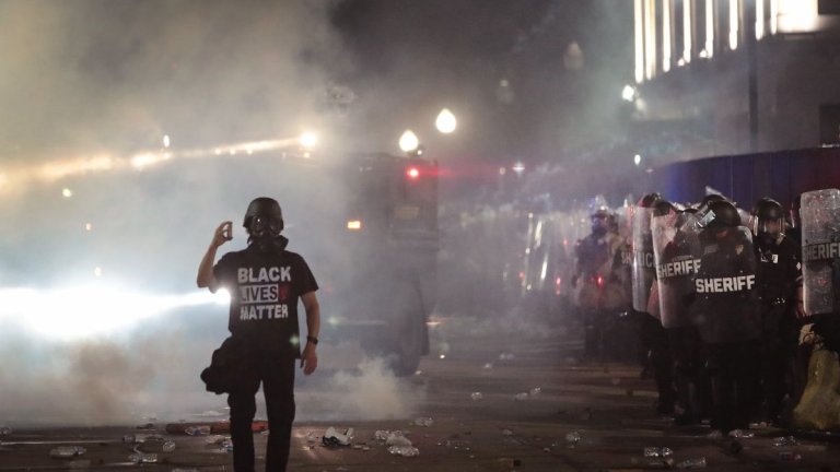 Бунт, кръв и горящи автомобили: Извънредно положение в Уисконсин след прострелян тъмнокож