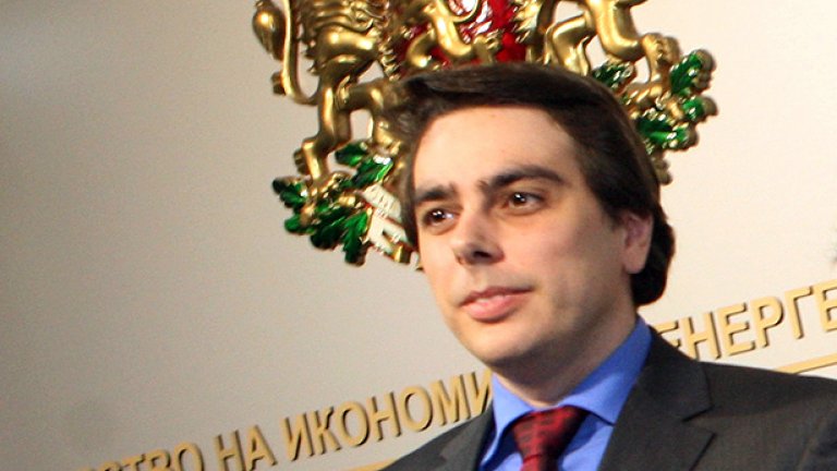 Според в. "Стандарт" се очаква икономически министър пак да е Асен Василев, който държеше същата позиция и в кабинета "Райков". Друг вариант за тежкия ресор е Евгени Ангелов, зам.-министър в кабинета Борисов.