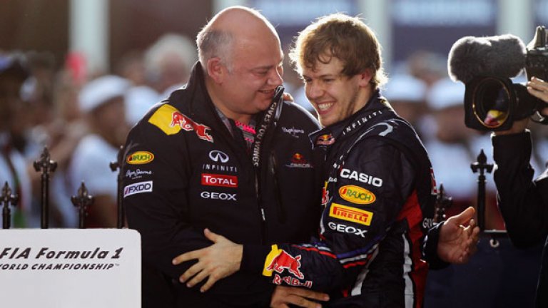 Себастиан Фетел получава поздравления след победата си в Малайзия