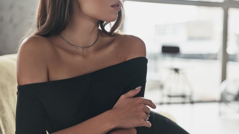 Малка черна рокля
Какъв би бил един женски гардероб без тази вечна класика. Тя е едно от нещата, с което всяка жена изглежда зашеметяващо, независимо от външния вид. И бъдете сигурни - малката черна рокля никога няма да излезе от мода.