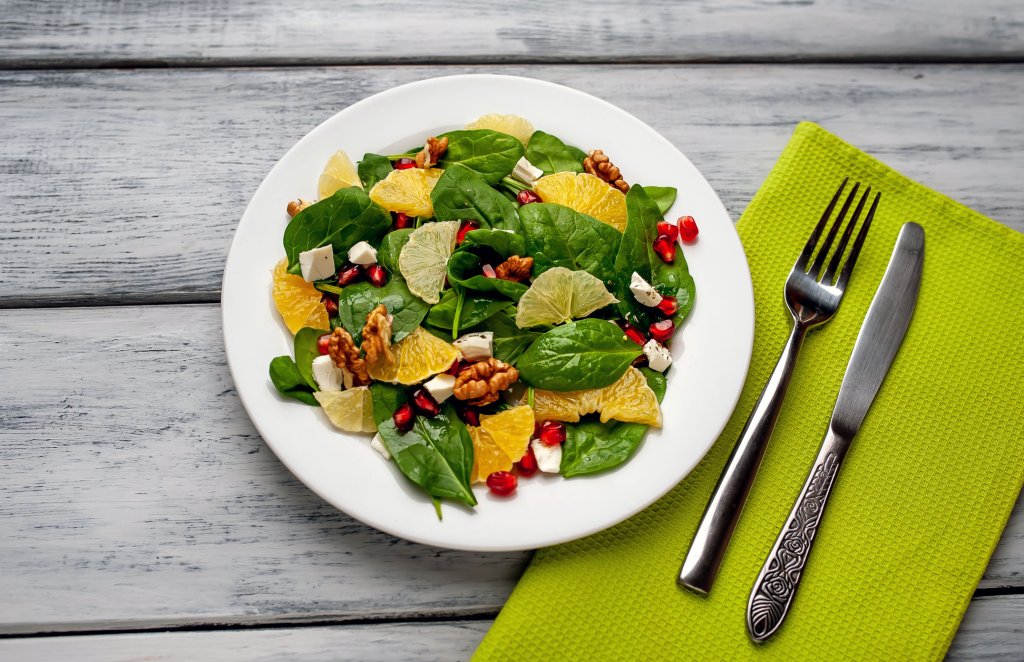 Спанак с мандариниТова е комбинация, която се оказва особено успешна. Трябва ни спанак с по-дребни листа и мандарини, както и сокът на една мандарина. Ако се притесняваме да ядем напълно суров спанак, можем да го бланшираме за кратко. Мандарините белим и режем на кръгчета и изсипваме върху спанака. Заливаме с дресинг от сока от мандарината, смесен със зехтин и малко оцет. Можем да поръсим с ядки, семена от нар и сирена.