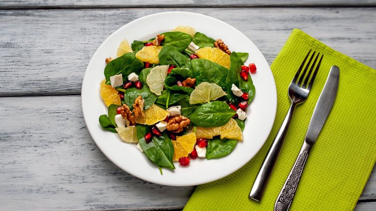 Спанак с мандариниТова е комбинация, която се оказва особено успешна. Трябва ни спанак с по-дребни листа и мандарини, както и сокът на една мандарина. Ако се притесняваме да ядем напълно суров спанак, можем да го бланшираме за кратко. Мандарините белим и режем на кръгчета и изсипваме върху спанака. Заливаме с дресинг от сока от мандарината, смесен със зехтин и малко оцет. Можем да поръсим с ядки, семена от нар и сирена.