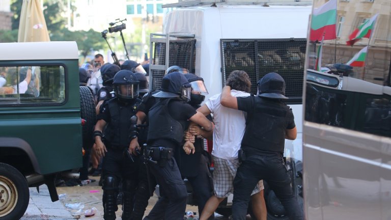 "Велико народно въстание": Напрежение на площaда и лют спрей срещу протестиращите